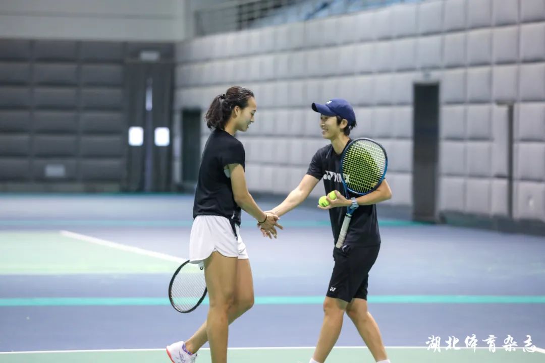 通过定期举 通过定期举