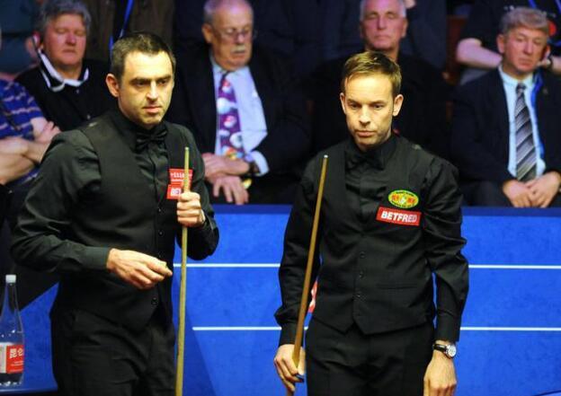 由两名更具 由两名更具